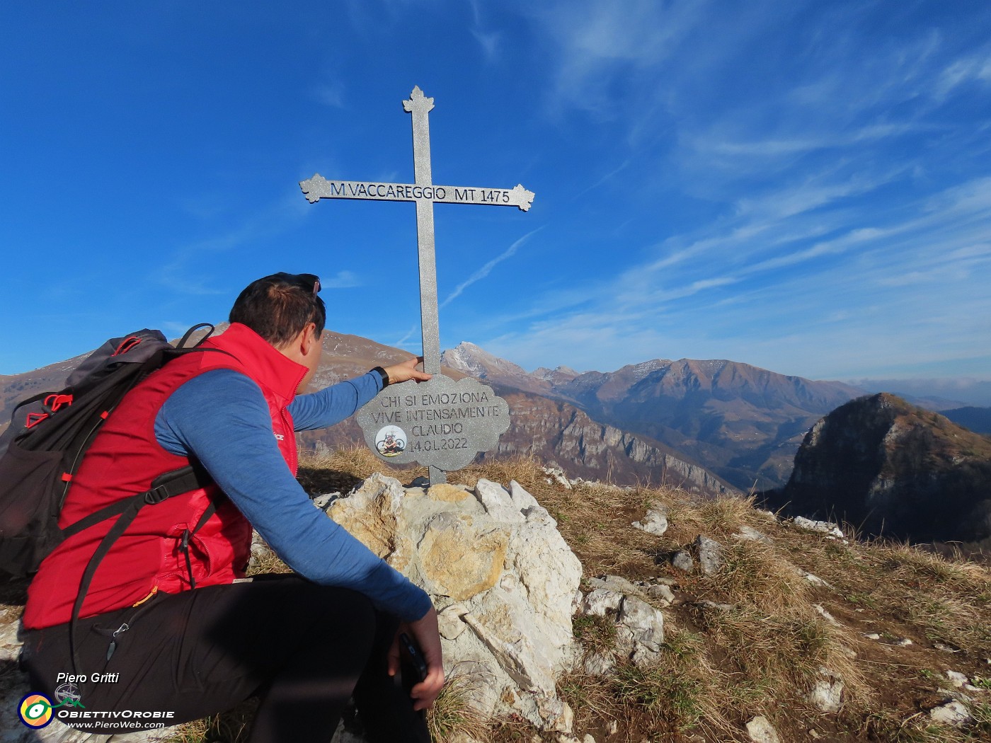 32 Alla croce di vetta Vaccareggio (1475 m) posta a ricordo di Claudio duie anni fa.JPG